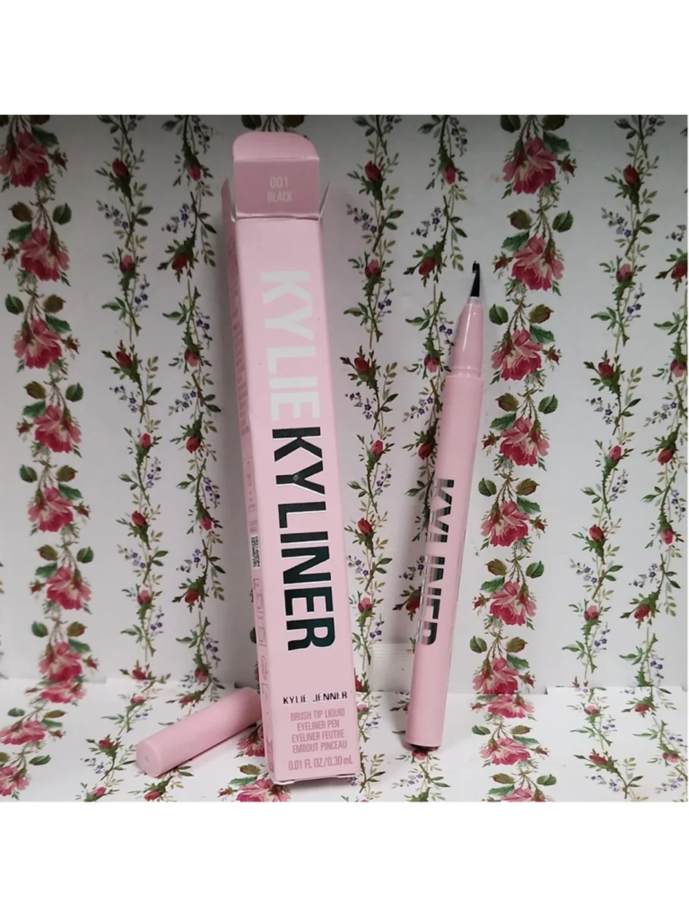 Kylie Jenner Liquid Eyeliner in Black #kylie #eyeliner